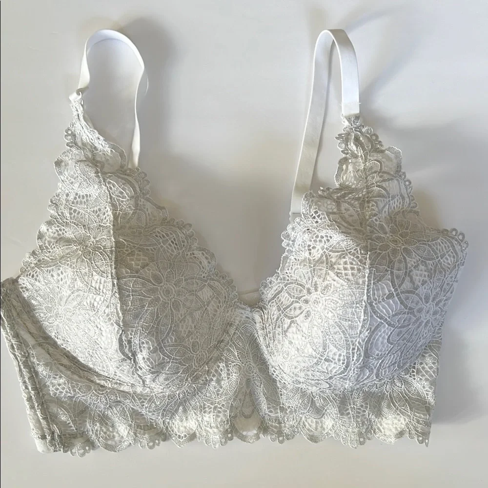 Maidenform White Lace Bra with Floral Detailing